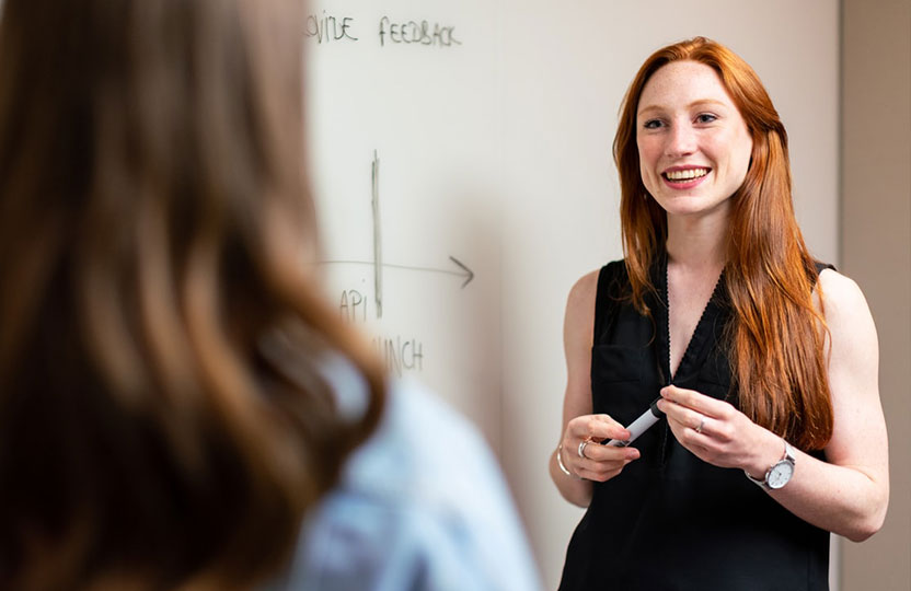 Woman smiling Training coaching si teambuilding